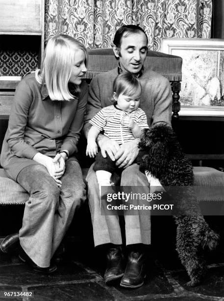 Charles Aznavour avec sa femme Ulla et leur fille Katia le 19 janvier 1971 chez eux à Galluis, France.