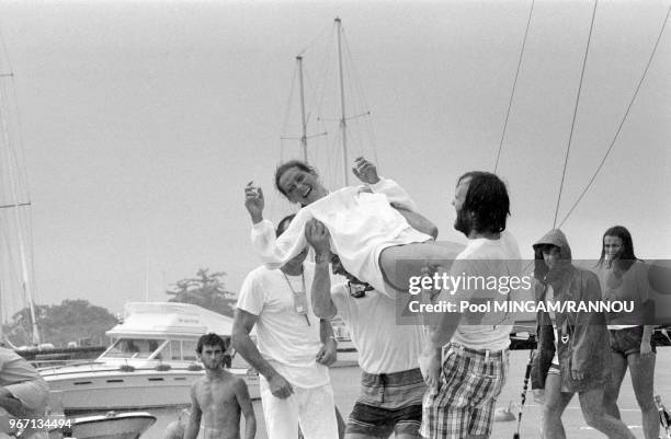 La navigatrice Florence Arthaud portée en triomphe à l'arrivée de la Route du Rhum par le skipper Marc Pajot le 29 novembre 1982 à Pointe-à-Pitre,...