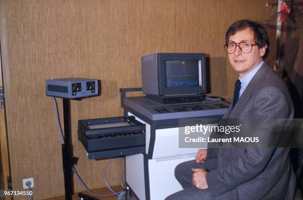 Portrait de Jean-Vincent Willer avec son algomètre, appareil à mesurer la douleur le 15 décembre 1987 à Paris, France.