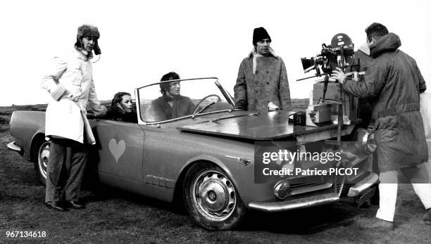 Maurice Ronet, Romy Schneider et Gabriele Tinti sur le tournage du film 'Qui' réalisé par Léonard Keigel, le 19 février 1970 en France.