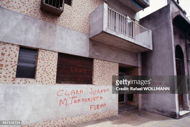 Graffiti visant l'activiste Clara Jurado sur la maison des "Mères de Mai" le 16 décembre 1982 à Buenos Aires en Argentine.