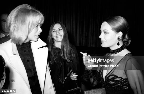 Mireille Darc et Romy Schneider lors de la première du film 'Les Choses de la Vie' le 13 mars 1970 à Paris, France.