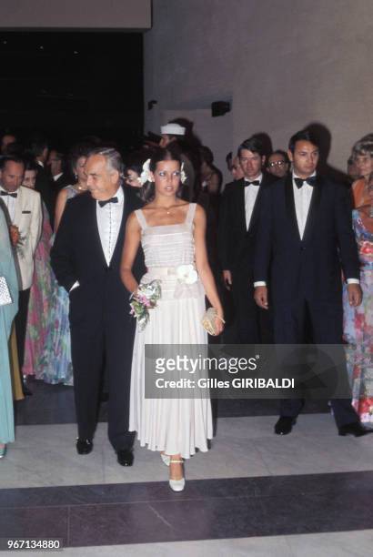 Caroline de Monaco arrive au bal de la Croix-Rouge avec son père le prince Rainier le 20 mai 1974 à Monaco.