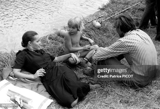 Romy Schneider et son fils David sur le tournage du film 'Le Train' réalisé par Pierre Granier Deferre, le 29 juin 1973, France.