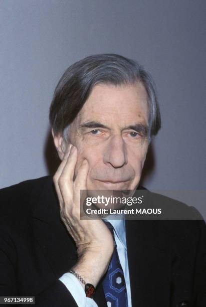 Portrait de John Kenneth Galbraith, économiste, lors d'une émission de télévision le 29 janvier 1982 à Paris, France.