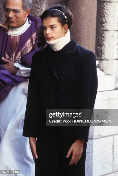 La princesse Stéphanie de Monaco porte une minerve lors d'une messe en la mémoire de sa mère la princesse Grace le 14 octobre 1982 à Monaco.