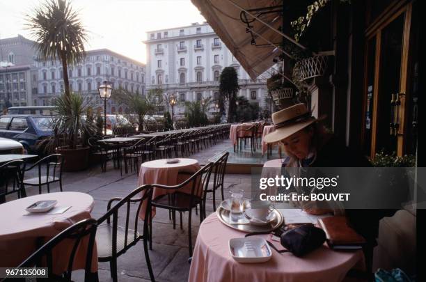 Une terrasse de Café le 25 février 1988 à Florence en Italie.