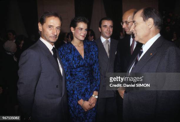 Le président de la République François Mitterrand avec notamment le styliste Marc Bohan à gauche et la princesse Stéphanie de Monaco le 17 octobre...
