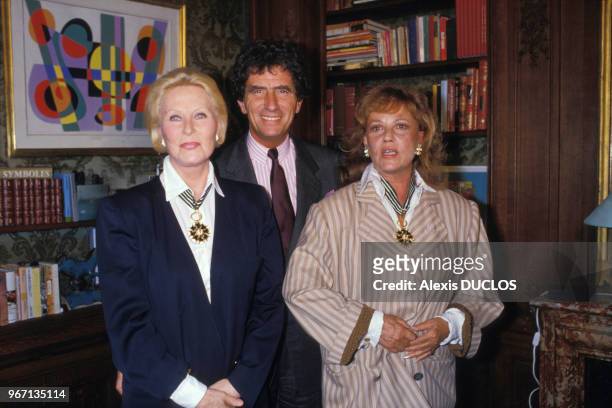 Michèle Morgan et Jeanne Moreau décorées par le ministre de la Culture Jack Lang le 16 juillet 1985 à Paris, France.