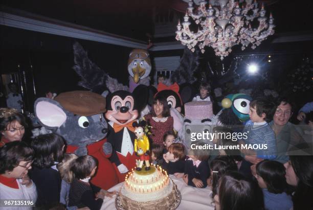 Chantal Goya entourée d'enfants lors d'un goûter pour les 50 ans de Mickey le 30 novembre 1977 à Paris, France.