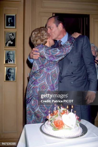 Jacques et Bernadette Chirac enlacés lors du 83e anniversaire du compositeur Loulou Gasté au Fouquet's le 17 mars 1991 à Paris, France.