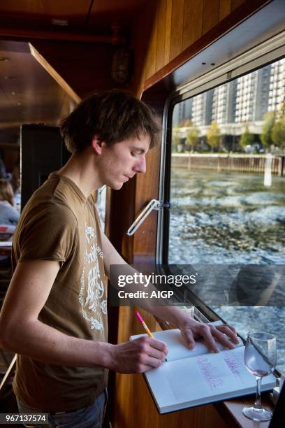 Voyage en péniche sur la La Seine pour parler de la Métropole du grand Paris avec la participation des architectes urbaniste : Antoine Grumbach,...