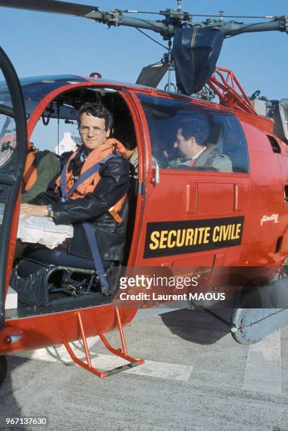 Christian Gérondeau à bord d'un hélicoptère de la Sécurité civile pour une inspection en mer le 21 octobre 1976 sur l'île de Sein, France.