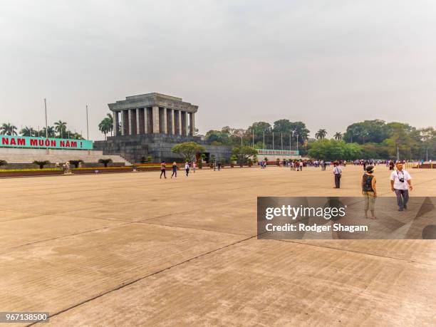 parade ground. hanoi - ho chi minh mausoleum stock-fotos und bilder