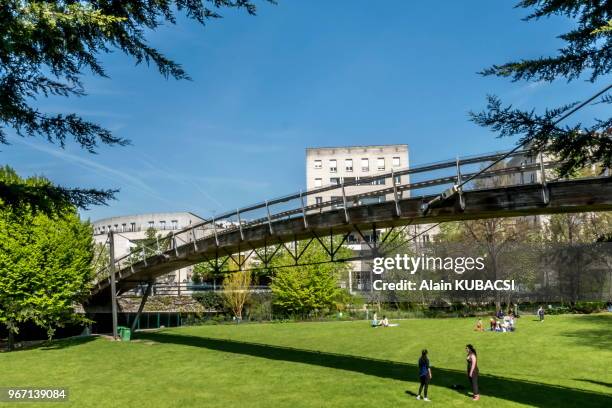 Pont et pelouse de Reuilly, La Promenade Plantée, Paris, 20 avril 2016, Paris, France.