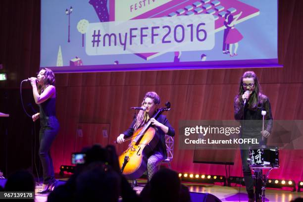 Lucie, Juliette et Elisa du groupe L.E.J pendant la cérémonie d?ouverture du 6ème 'My French Film Festival' à la Tour Eiffel le 17 janvier 2016,...