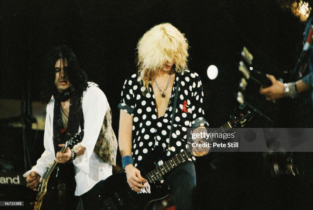 Expression Transplant foul Gilby Clarke and Duff McKagan of Guns n Roses perform on stage on The...  Photo d'actualité - Getty Images