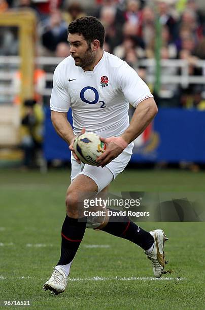 Nick Easter of England runs with the ball during the RBS Six Nations match between Italy and England at Stadio Flaminio on February 14, 2010 in Rome,...