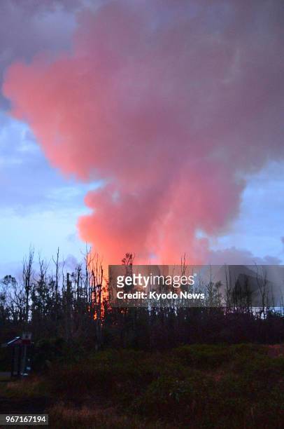 Photo shows smoke billowing from Mt. Kilauea in Pahoa on Hawaii Island on June 3, 2018. ==Kyodo