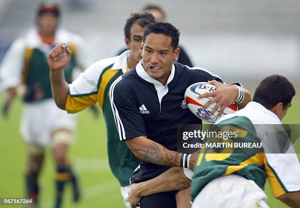 Ailier néo-zélandais Hosea Gear percute l'arrière sud-africain Ncedo Koyana , le 20 avril 2003 à Bondoufle, lors de la finale de la coupe du monde de...