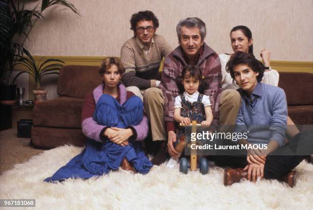 Daniel Gélin en famille avec son épouse Lydie assise à sa gauche et ses enfants Xavier assis à sa droite et au premier rang, Fiona, Laura et Manuel...