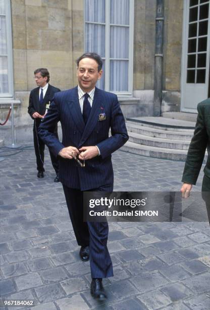 Portrait de Lionel Stoleru à la sortie d'un bâtiment officiel le 15 mai 1988 à Paris, France.