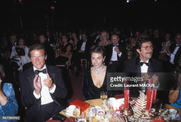 Roger Moore, Nathalie Hocq et Jean Rochefort lors de la soirée Cartier le 17 septembre 1981 à Versailles, France.