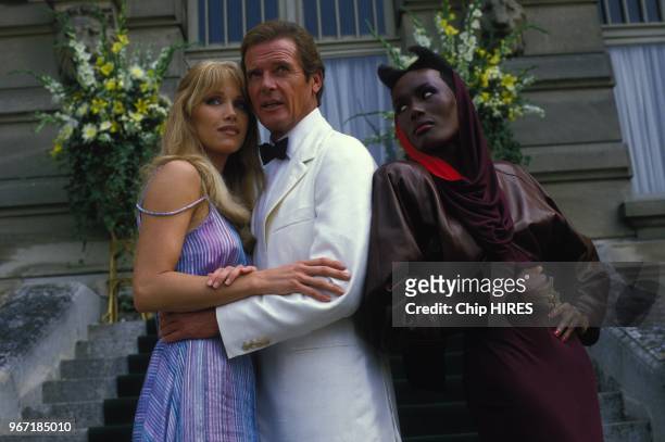 Roger Moore entoure de Tanya Roberts et Grace Jones sur le plateau du tournage du film 'Dangereusement vôtre' mis en scene par John Glen le 16 aout...