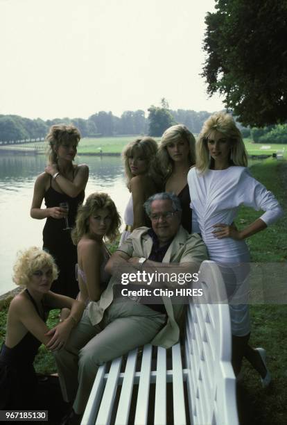 Le producteur Albert Broccoli entoure des James Bond girls sur le plateau du tournage du film 'Dangereusement vôtre' mis en scene par John Glen le 16...