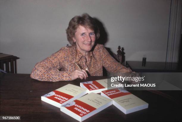 Séance de dédicace pour la romancière Antonine Maillet, prix Goncourt 1979, le 19 novembre 1979 à Paris, France.