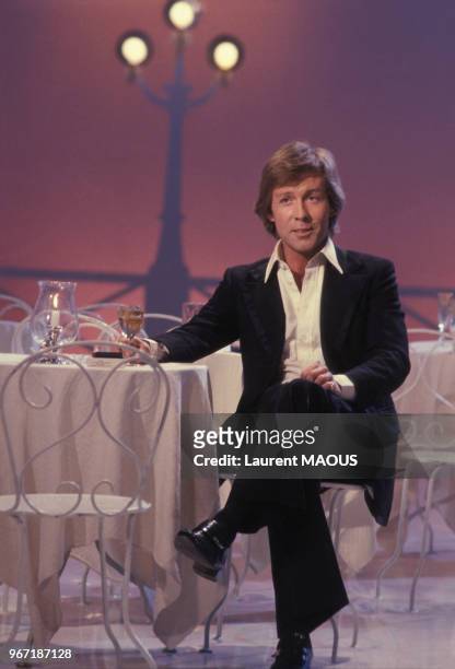 Portrait de Roddy Llewellyn, journaliste britannique et présentateur de télévision, lors d'une émission avec Petula Clark le 23 février 19778 à...