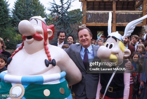 Albert Uderzo avec Obélix et Astérix lors de la construction d'un village gaulois au Jardin d'acclimatation le 24 octobre 1984 à Paris, France.