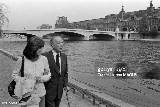 Portrait de l'écrivain argentin Jorge Luis Borges, ici avec son assistante Maria Kodama, le 21 avril 1977 à Paris , France.