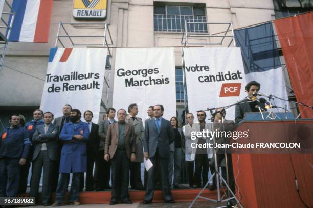 Georges Marchais soutient les travailleurs en grève dans les usines Renault le 21 octobre 1980 à Boulogne-Billancourt, France.