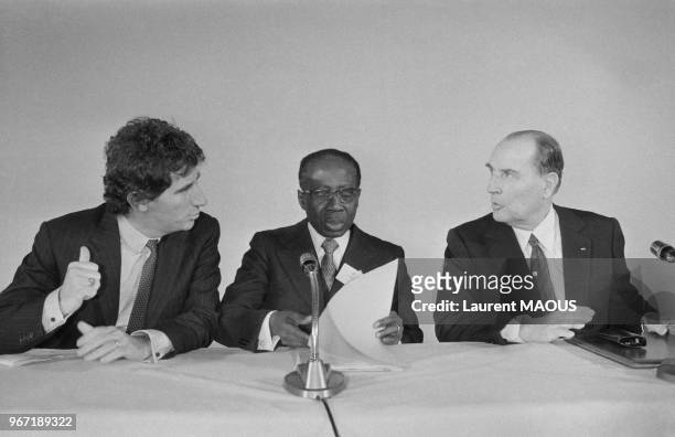 Jack Lang et Léopold Sédar Senghor aux côtés de François Mitterrand lors d'un colloque sur la culture à la Sorbonne le 13 février 1983 à Paris,...