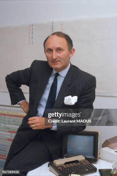 Portrait de René de Laportalière, homme d'affaires, à son bureau le 13 novembre 1985 à Paris, France.