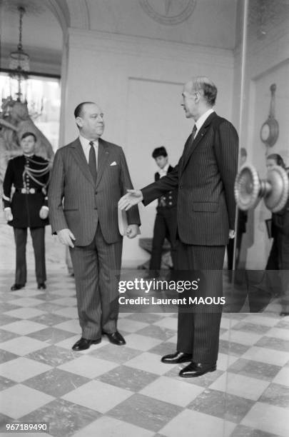 Valéry Giscard d'Estaing serre la main de son Premier ministre Raymond Barre à l'issue de l'avant-dernier Conseil des ministres avant la passation de...