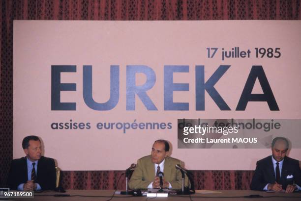 François Mitterrand aux assises européennes de la technologie consacrées au projet Eureka avec Jacques Delors et Laurent Fabius le 17 juillet 1985 à...