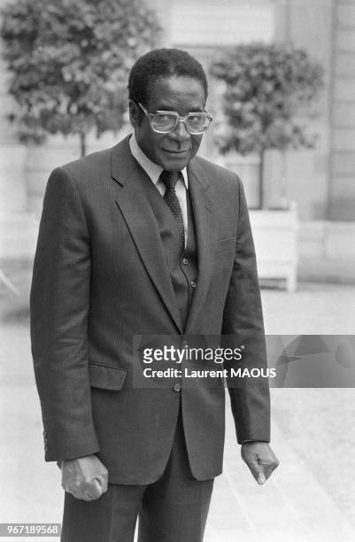 Le Premier ministre du Zimbabwe Robert Mugabe à l'issue de son entretien avec François Mitterrand à l'Elysée le 28 mai 1982 à Paris, France.