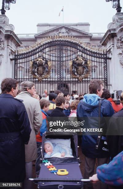 Foule devant le Palais de Buckingham lors des fiançailles Andrew d'York le 19 mars 1986 à Londres au Royaume-Uni.