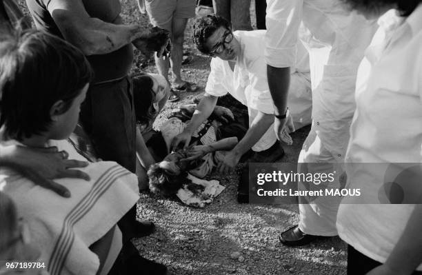 Les membres du SAMU de Montpellier s'affairent autour d'une victime d'un accident de la route le 25 août 1975, France.