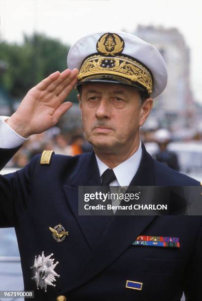 Le contre-amiral Philippe de Gaulle en uniforme militaire lors d'une cérémonie le 25 juin 1982 en France.