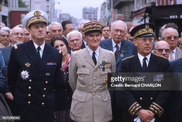 Le contre-amiral Philippe de Gaulle en uniforme militaire, à gauche, lors d'une cérémonie le 25 juin 1982 en France.