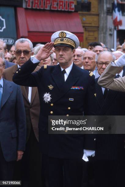 Le contre-amiral Philippe de Gaulle en uniforme militaire lors d'une cérémonie le 25 juin 1982 en France.