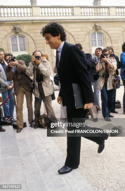 Le ministre de la Culture Jack Lang arrive au palais de l'Elysée sous l'objectif des photographes pour le Conseil des ministres le 24 juin 1981 à...