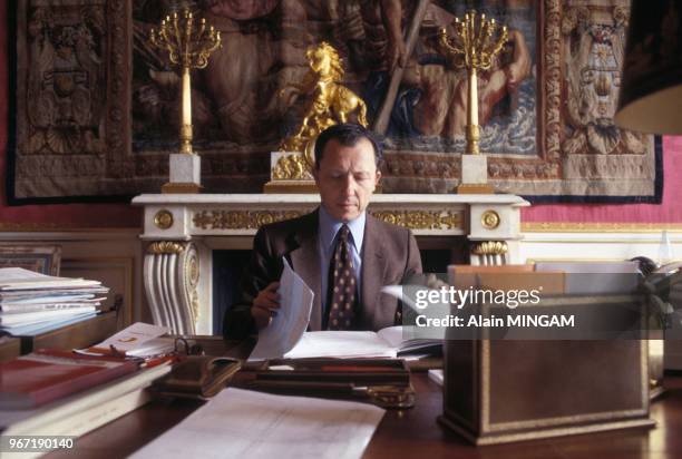 Portrait de Jacques Delors, ministre de l'Économie et des Finances, à son bureau le 29 mai 1981 à Paris, France.