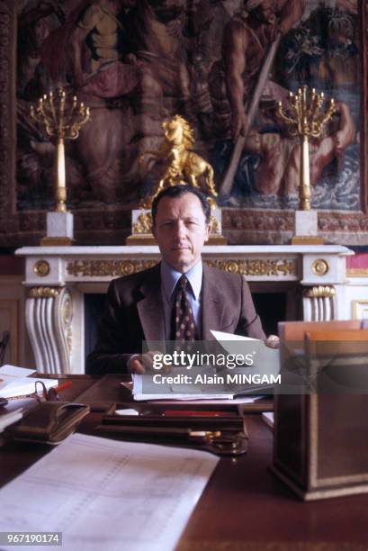 Portrait de Jacques Delors, ministre de l'Économie et des Finances, à son bureau le 29 mai 1981 à Paris, France.