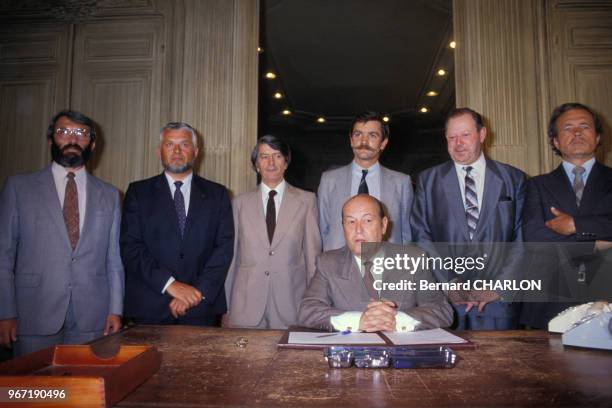 Joseph Franceschi, nouveau secrétaire d'État à la Sécurité publique entouré notamment du commissaire Robert Broussard, 2e à gauche, et le...