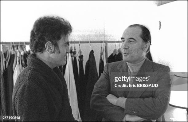 Guy Béart et François Mitterrand dans une loge du Carré Thorigny en 1973, Paris, France.