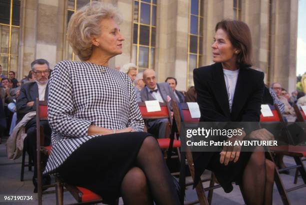 Bernadette Chirac et Micheline Chaban-Delmas lors du 30e anniversaire d'ATD Quart-Monde au Trocadéro le 17 octobre 1987 à Paris, France.